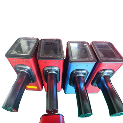 Ręczny laserowy miernik odległości żółto-szary i płytka kalibracyjna do precyzyjnego obliczania odległości