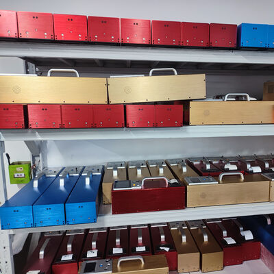 Reflektometr o wymiarach 700 mm x 135 mm x 115 mm, z kątem widzenia 105 stopni i zakresem pomiarowym RL 0-4000 mcd/lx do testowania odblaskowości