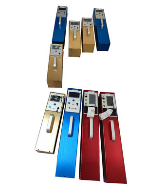 Reflektometr o wymiarach 700 mm x 135 mm x 115 mm, z kątem widzenia 105 stopni i zakresem pomiarowym RL 0-4000 mcd/lx do testowania odblaskowości