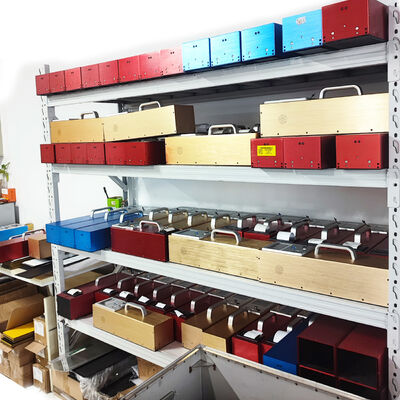 Retroreflektorowy miernik danych o pojemności 16G, oferujący błąd pomiaru powtarzalności poniżej 3 procent i całkowitą objętość 700 mm x 135 mm x 115 mm, przeznaczony do zastosowań testowych